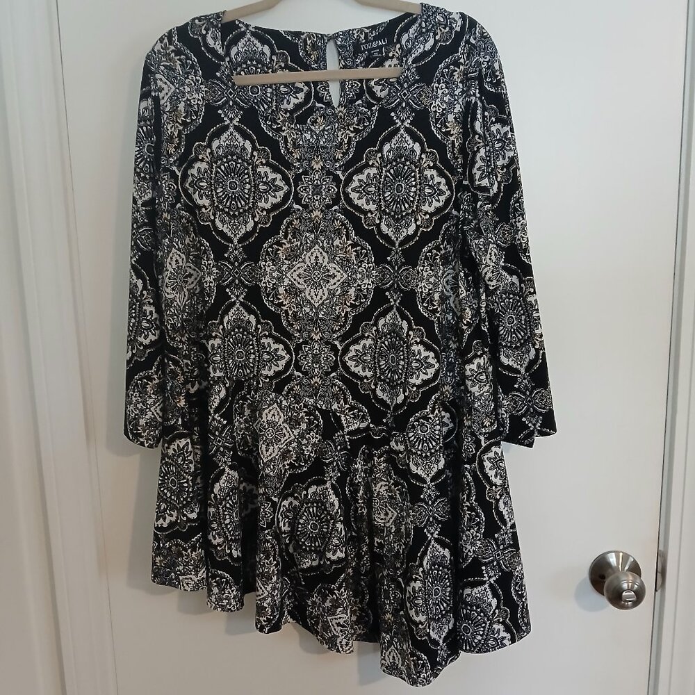 ROZ & ALI BLACK & WHITE TUNIC ASYMMETRIC HEM 2X POLY/SPANDEX 3/4 SLEEVES